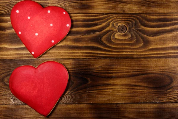 Galletas en forma de corazón para San Valentín en mesa de madera. Vista superior — Foto de Stock