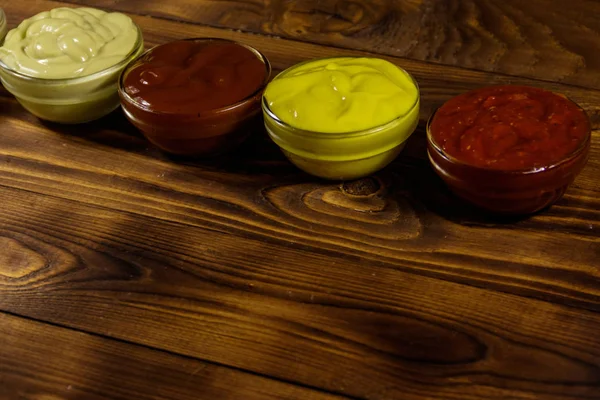 Набор соусов на деревянном столе — стоковое фото