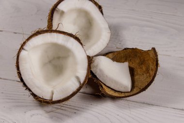 Beyaz ahşap masada taze hindistan cevizi.