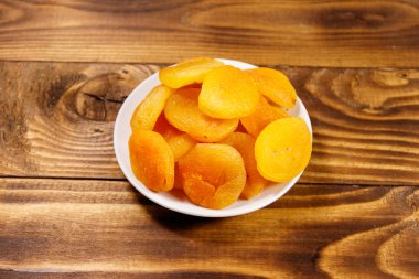 Ahşap masada kurumuş kayısılar. Üst görünüm