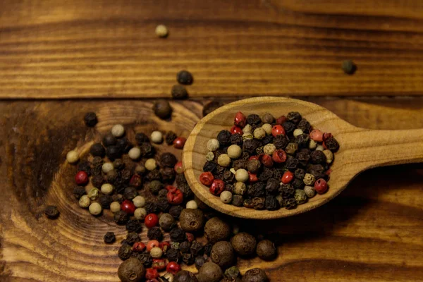 Bir masada ahşap kaşık içinde Peppercorn karışımı — Stok fotoğraf