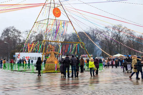 Oameni necunoscuți în parcul orașului în timpul sărbătorii Maslenitsa — Fotografie, imagine de stoc