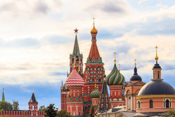 Στο αστικό τοπίο της Μόσχας. Άποψη του Αγίου Καθεδρικός Ναός του Βασιλείου, Πύργος Spasskaya του Κρεμλίνου και Εκκλησία της Αγίας Βαρβάρας στην οδό Βαρβάρκα στο κέντρο της Μόσχας, Ρωσία — Φωτογραφία Αρχείου