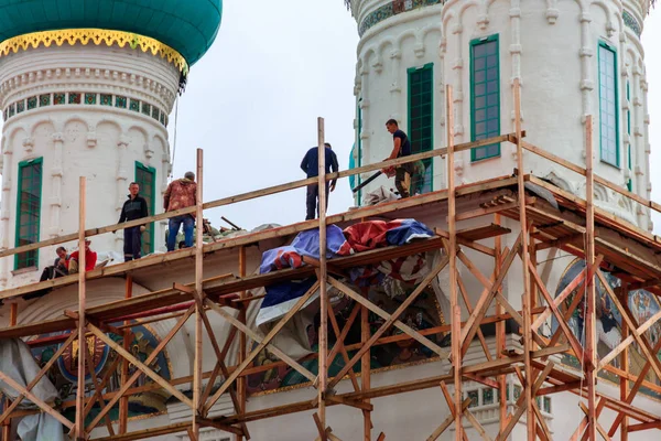 Строители, работающие на высоких лесах во время реконструкции фасада храма в Толжском монастыре в Ярославле, Россия — стоковое фото