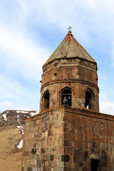 Église de la Trinité de Gergeti (Tsminda Sameba), église de la Sainte Trinité près du village de Gergeti dans les montagnes du Caucase, Géorgie — Photo