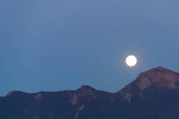 Lua cheia sobre a montanha — Fotografia de Stock