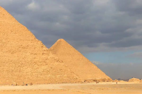 Complexo de pirâmide de Gizé no planalto de Gizé, nos arredores do Cairo, Egito — Fotografia de Stock