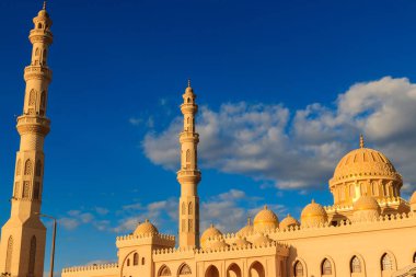 Hurghada, Mısır 'daki El Mina Mescidi Camii cephesi