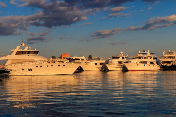 Iates brancos no porto marítimo de Hurghada, Egito. Porto com barcos turísticos no Mar Vermelho — Fotografia de Stock