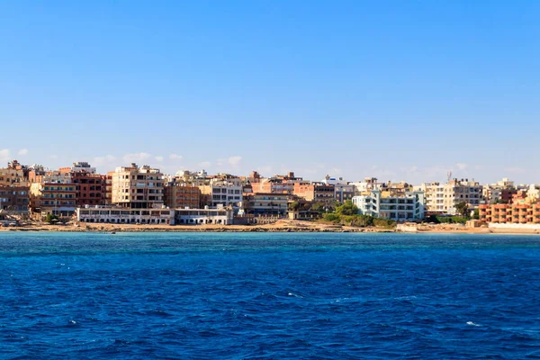 Beautiful view of the coastline with houses and hotels in Hurghada, Egypt. View from Red sea — Stock Photo, Image