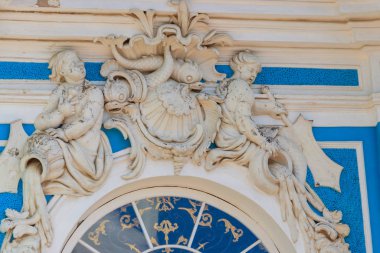 Puşkin, Rusya 'daki Tsarskoe Selo' daki Catherine parkındaki Grotto pavyonunun ön cephesinde rahatlama