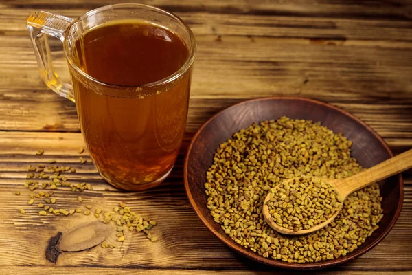 Tè giallo egiziano o bevanda Methi Dana e semi di fieno greco su tavolo di legno — Foto Stock