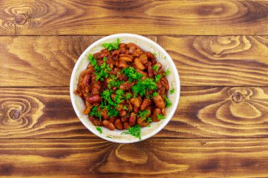 Ahşap masada geleneksel Gürcü böbrek fasulyesi çanak lobio