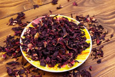 Ahşap masada kurutulmuş ebegümeci (karcade, Roselle)