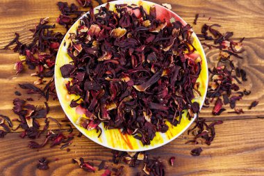 Ahşap masada kurutulmuş ebegümeci (karcade, Roselle)