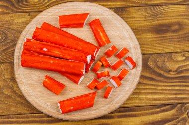 Tahtadaki tahta kesme tahtasındaki yengeç çubukları