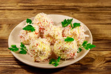 Ahşap masada yengeç-peynir topları aperatifi