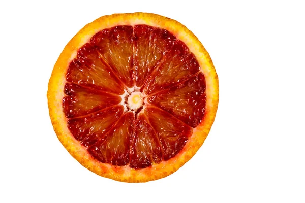 Fatia de sangue vermelho laranja fruta isolada no fundo branco — Fotografia de Stock