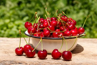 Rustik ahşap masa açık taze kiraz ile kase