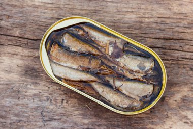 Rustik ahşap masa üzerinde sürüsünü açık teneke kutu