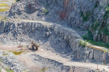 Granit ocağındaki maden kaynaklarının çıkarılması