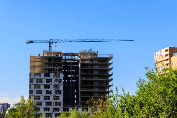 Guindaste de construção e casa em construção — Fotografia de Stock