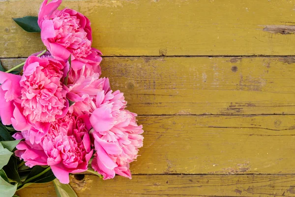 Flores de peonía rosa sobre fondo rústico de madera. Copiar espacio — Foto de Stock