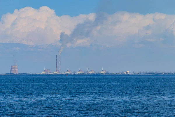 Вид на Каховське водосховище і місто Енергодар на горизонті. Запорізька область, Україна — стокове фото