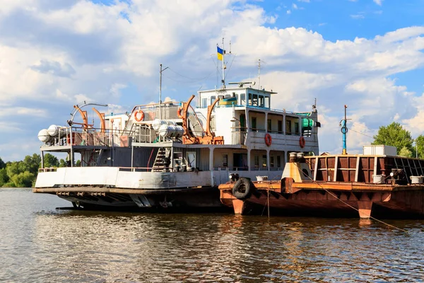 Ferryboat en el muelle en el río Dnieper, Ucrania —  Fotos de Stock