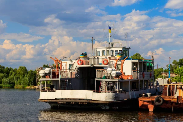 Veerboot op de kade aan de rivier de Dnjepr, Oekraïne — Stockfoto