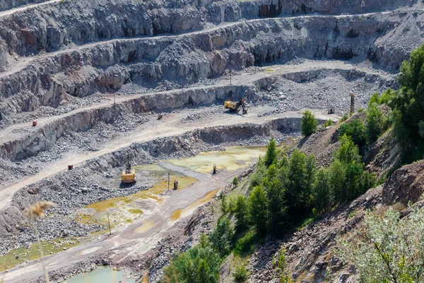 Extracción de recursos minerales en la cantera de granito — Foto de Stock