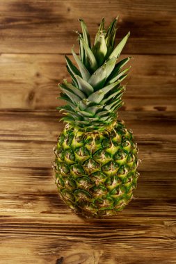Ahşap masada bütün ananas