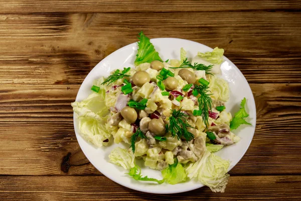 Salade de pommes de terre aux champignons marinés, œufs, oignon rouge et mayonnaise sur table en bois — Photo