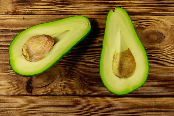 Aguacate fresco sobre mesa de madera — Foto de Stock