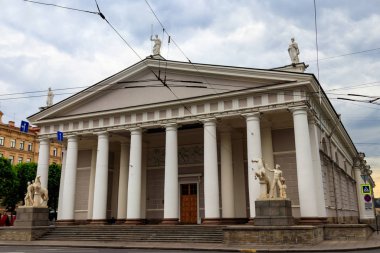 Manege, Rusya 'nın Saint Petersburg kentinde bulunan eski bir İmparatorluk Atlı Muhafızları binicilik salonu. 1804-07 'de inşa edilmiş.
