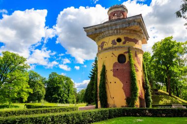 Rusya, Puşkin 'deki Tsarskoye Selo' daki Catherine Park 'taki kule yıkıntısı.