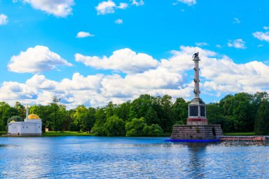Tsarskoye Selo, Puşkin, Rusya 'daki Catherine Park' ta Chesme sütunu ve Türk hamamı pavyonu