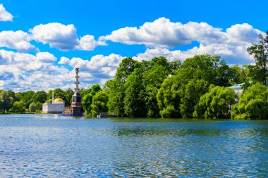 Tsarskoye Selo, Puşkin, Rusya 'daki Catherine Park' ta Chesme sütunu ve Türk hamamı pavyonu