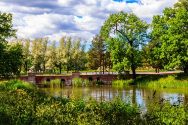 Puşkin, Rusya 'daki Tsarskoye Selo' daki Catherine parkında baraj köprüsü.