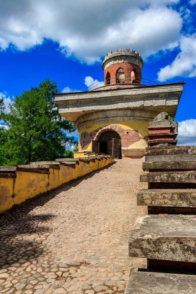 Turmruine im Katharinenpark in Zarskoje Selo in Puschkin, Russland — Stockfoto