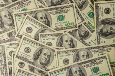 Yüz dolarlık banknotların arka planı.