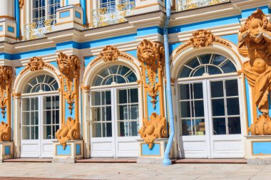 Rusya 'nın Saint Petersburg yakınlarındaki Tsarskoye Selo (Puşkin) kasabasında bulunan Catherine Sarayı' nın bir parçası.