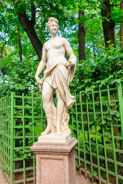 Marble statue of muse of comedy and light poetry Thalia in old city park Summer Garden in St. Petersburg, Russia — Stock Photo, Image