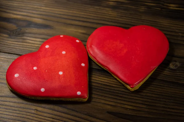 Hjärtformade cookies för alla hjärtans dag på träbord. Ovanifrån — Stockfoto