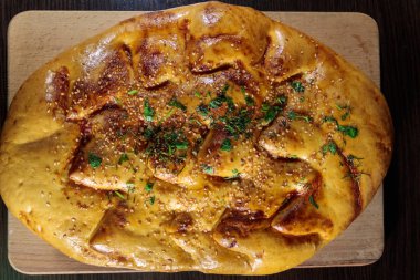 Tahtadaki tahta üzerinde Pita ekmeği