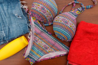 Ahşap arka plan üzerinde beachwear kümesi