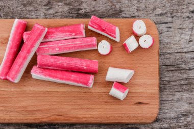 Rustik ahşap masa üzerinde kesme tahtası üzerinde sopa Yengeç