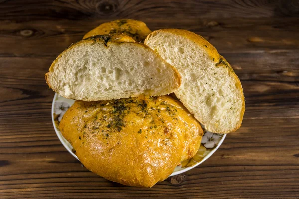 Vers brood ciabatta op een bord op houten tafel — Stockfoto