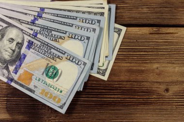 Tahta masadaki 100 dolarlık banknotlar.