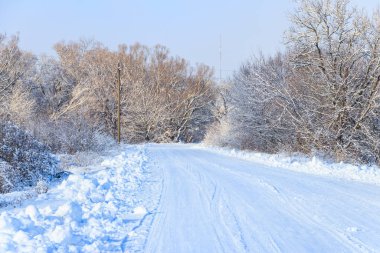 Kardan sonra karlı bir yol. Kış kırsal arazisi